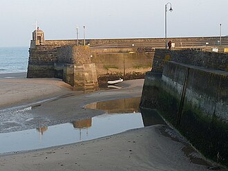 Photo of Saundersfoot Lighthouse